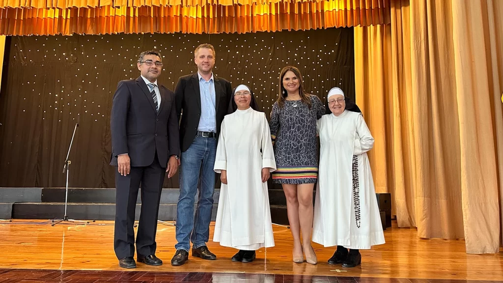 Logros Celebrados: Directores y Coordinadores Posan en la Clausura del Año Escolar 2023