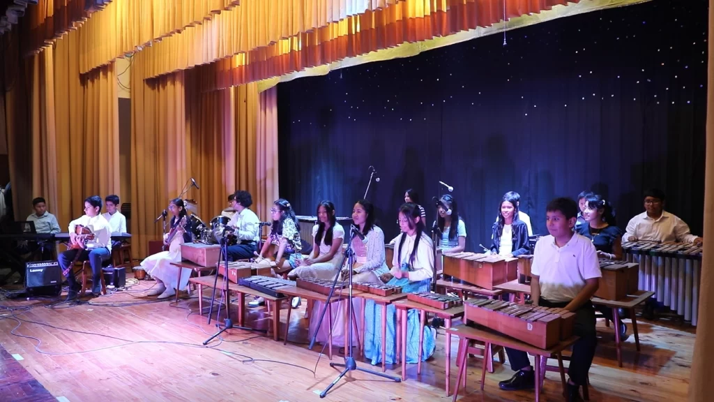 Estudiantes del Mittelstufe tocando instrumentos durante el concierto 'Musikfest'