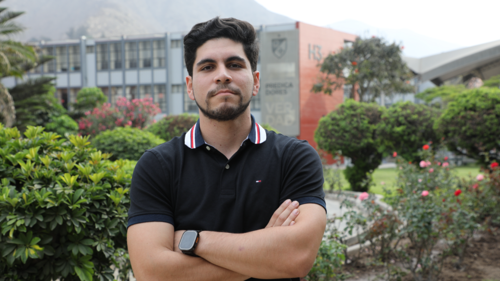 Imagen de Fabriccio Visconti, Orgullo Imeldino, celebrando en nuestro colegio, su victoria como Investigador del Año de los Premios FELSOCEM.