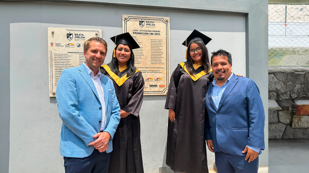 Logro Celebrado: Estudiantes del V de Secundaria junto a Martin Heinrich y Pedro Valle en la Graduación
