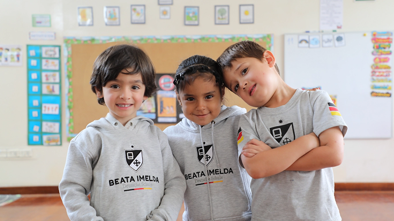Niños sonrientes en el aula